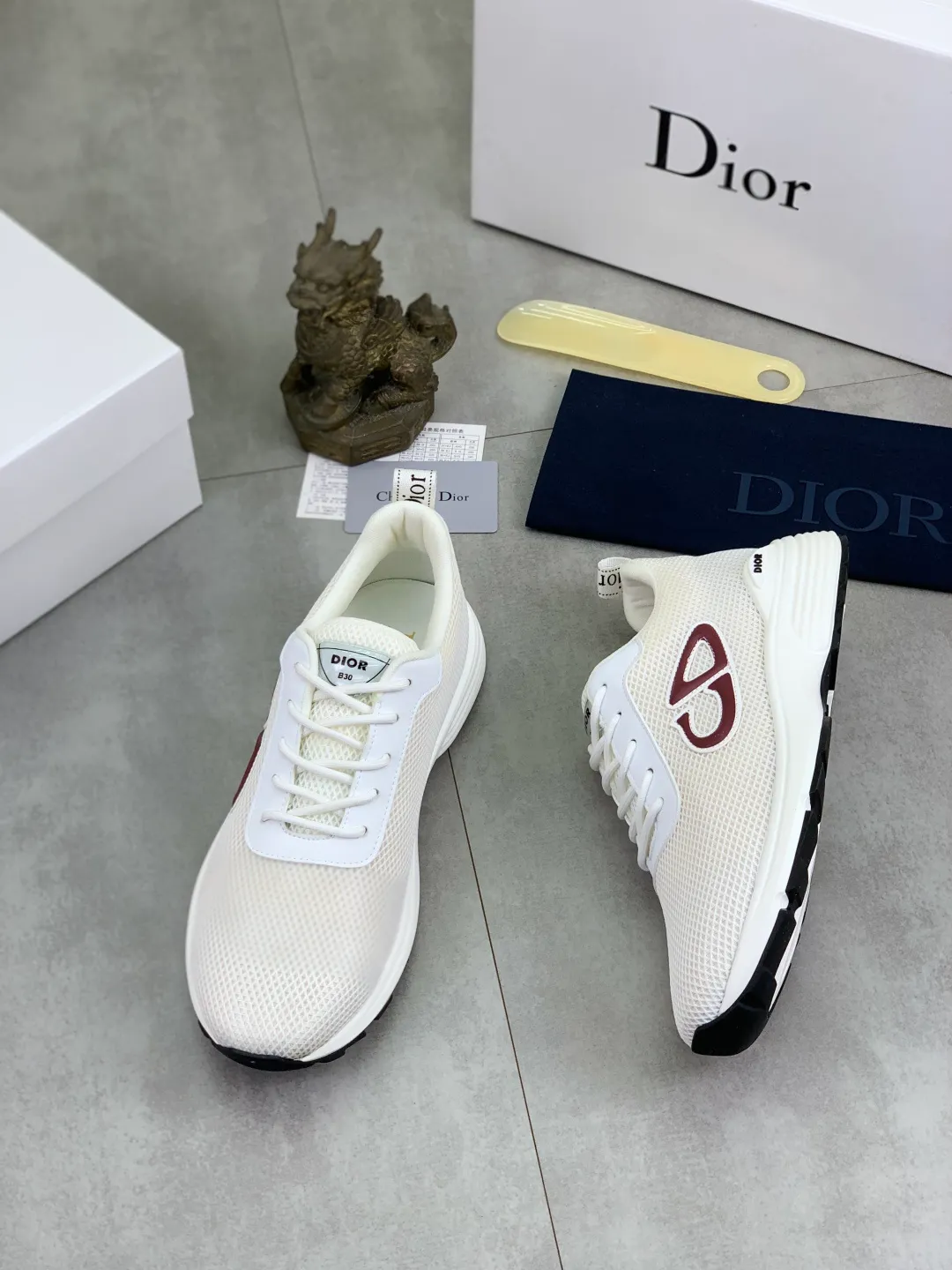 Men's Men's Shoes 💰P420 New Dior Chrono Fly Knit Shoes 2025 New B30 Series, in white and black fly knit series. Both sides are decorated with computer-printed CD logo, star patch on the tongue and Dior logo on the heel. Many details highlight the style. The interior is matched with the original color matching mesh, and the interior of the body is supported by low-temperature shaping sheets, and is filled with light feather cotton to keep the interior full and soft against the feet. The exclusive open-molded outsole adopts a one-piece molding process, so there is no need to worry about problems such as the opening and falling of sole decorative accessories. It is light and comfortable to wear, yet strong and wear-resistant. The two-color shoelaces are accessorized with exquisite metal five-pointed star pendants, creating a high-end, trendy and casual look at all times. Color: white black gray blue code number: 38-44